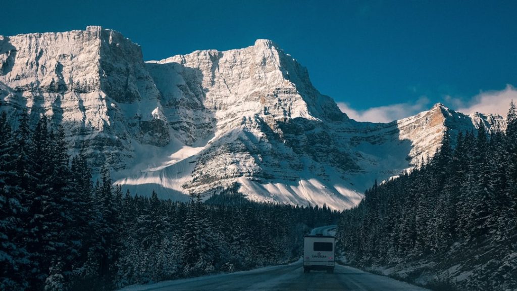 RV lifestyle - Photo by DING XINXIN on Unsplash